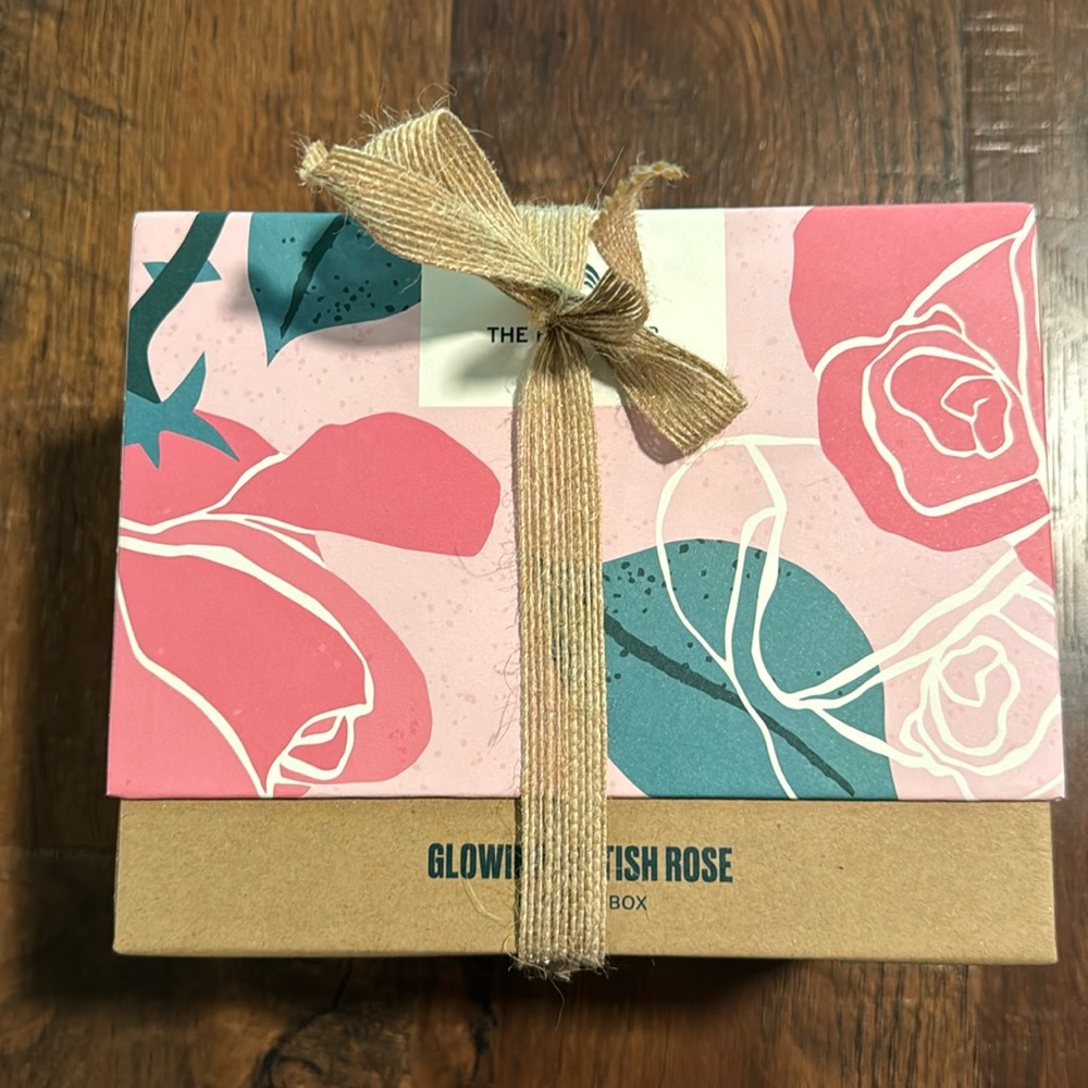 THE BODY SHOP  “Glowing British Rose” big gift set NEW